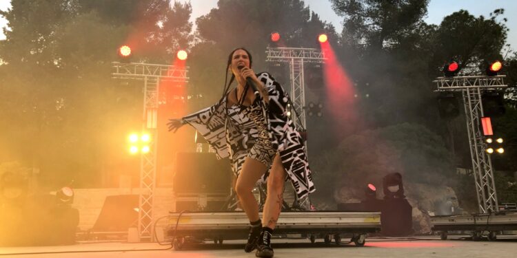 La Chica sur la scène de Silvain lors de la soirée d'ouverture du nouveau festival Au large (Crédit Gomet'/JFE).