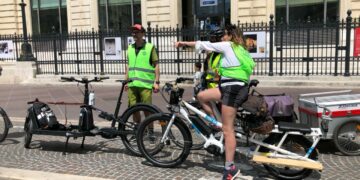 Des vélos cargos de Coursiers solidaires à Marseille devant la CCI AMP (Crédit Gomet'/JFE).