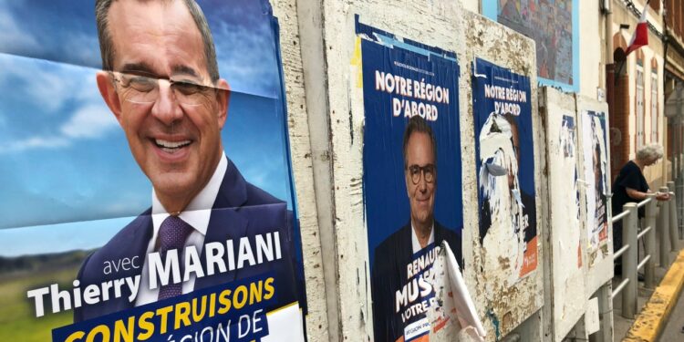 Panneaux électoraux dimanche 20 juin pour les élections régionales en Provence Alpes Côte d'Azur (Crédit Gomet')