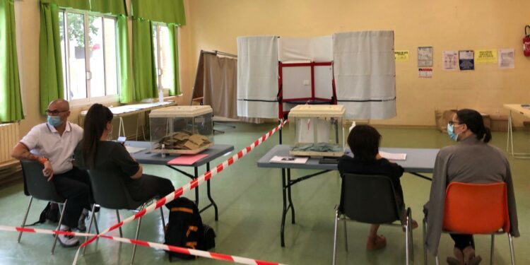Bureau de vote désert dimanche en fin de journée à Marseille (Crédit Gomet'/JFE)