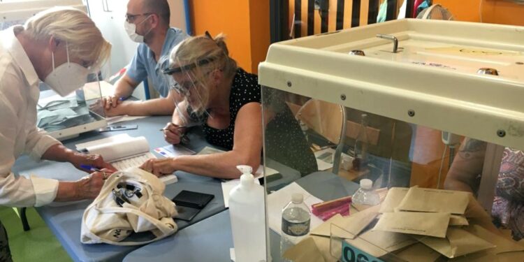 Bureau de vote dimanche 27 juin 2021 à Marseille (crédit J. R-G / Gomet')