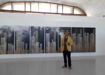 L'artiste Zevs devant ses Septic Pantings (©DV)