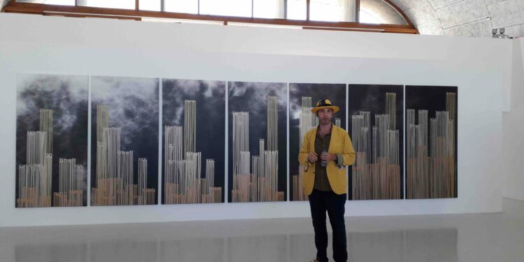 L'artiste Zevs devant ses Septic Pantings (©DV)