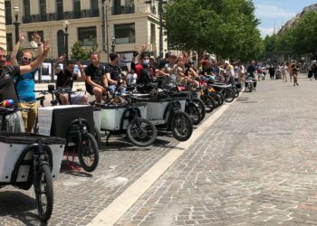 Les livreurs à vélos d'Agile en Ville réunis sur la Canebière à l'occasion de la Fête du Vélo (Crédit Gomet'/JFE)