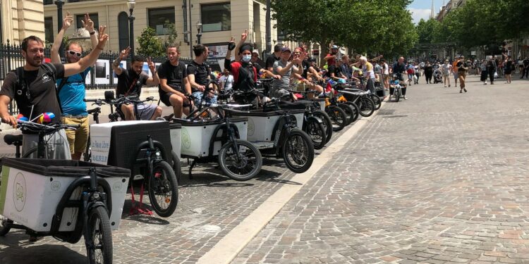 Les livreurs à vélos d'Agile en Ville réunis sur la Canebière à l'occasion de la Fête du Vélo (Crédit Gomet'/JFE)