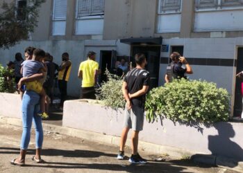 Devant l'immeuble de la cité des Flamants où s'est déroulé le drame samedi 17 juillet (Crédit @saidahamada)