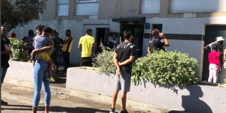 Devant l'immeuble de la cité des Flamants où s'est déroulé le drame samedi 17 juillet (Crédit @saidahamada)