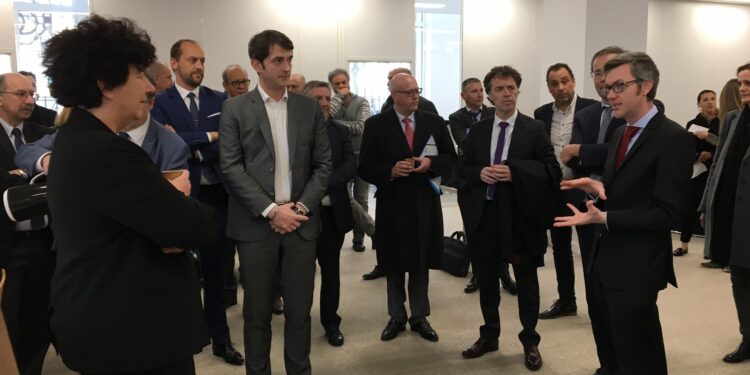 Romain Gémignani (tout à droite) explique ses travaux sur l'intelligence artificielle à la ministre de l'enseignement supérieur et de la recherche Frédérique Vidal à la Cisam en février 2020 (Crédit RM)