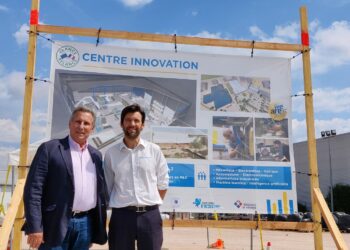 Jean Hénin (à droite) à côté de Bernard Kleynhoff, le président de Rising Sud présente le site de son futur centre d'innovation à Pertuis (Crédit RL)