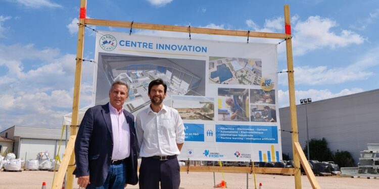 Jean Hénin (à droite) à côté de Bernard Kleynhoff, le président de Rising Sud présente le site de son futur centre d'innovation à Pertuis (Crédit RL)