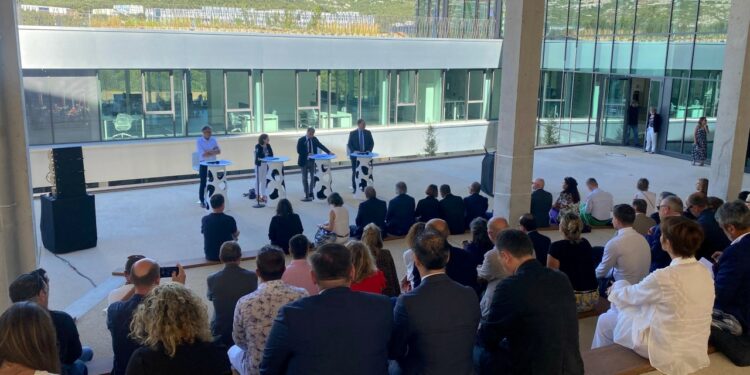 Inauguration de l'extension de Kedge à Luminy dans l'amphithéâtre extérieur (Crédit CA/CCIAMP)