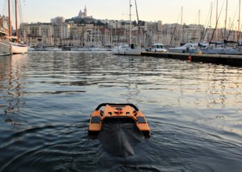 Le Jellyfishbot de Iadys nettoie les eaux du Vieux-Port à Marseille (Crédit DR)
