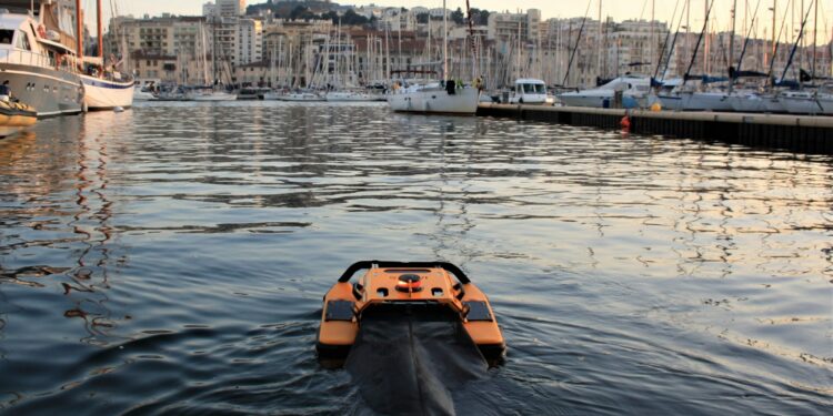 Le Jellyfishbot de Iadys nettoie les eaux du Vieux-Port à Marseille (Crédit DR)