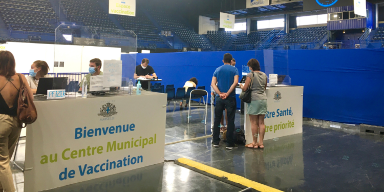 Covid-19 : baisse des hospitalisations mais circulation virale en hausse