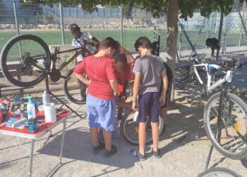 La recyclerie sportive organise des ateliers de co-réparation dans les quartiers prioritaires de Marseille (Crédit : Axel Shoenhenz)