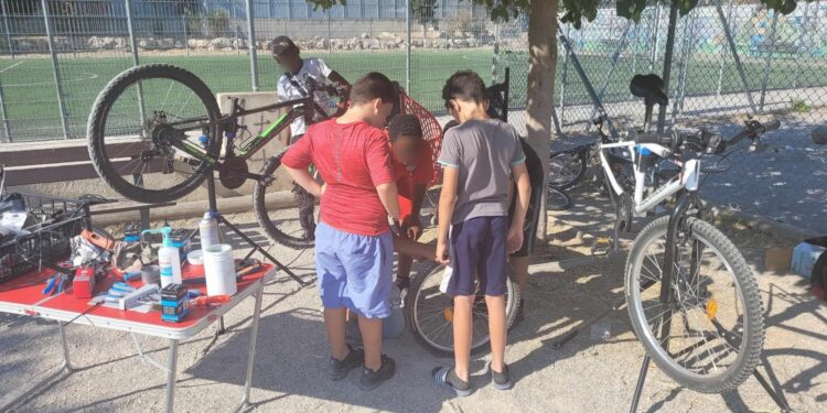 La recyclerie sportive organise des ateliers de co-réparation dans les quartiers prioritaires de Marseille (Crédit : Axel Shoenhenz)