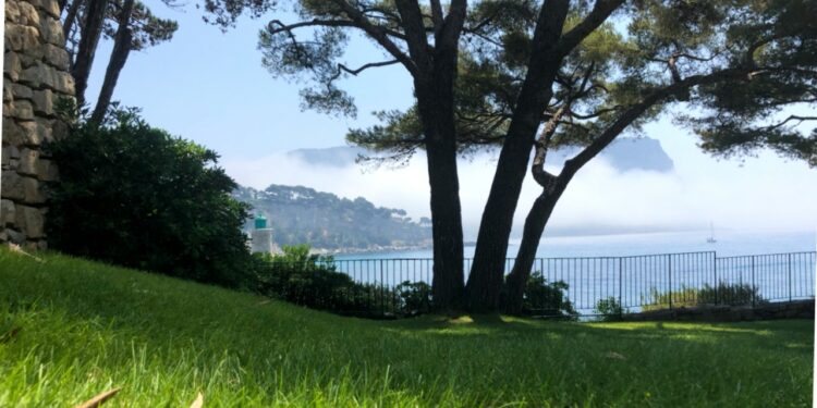 L'une des plus belles vues de Méditerranée : le port et la falaise du Cap Canaille à Cassis, vus depuis le jardin de la Fondation Camargo (Crédit Gomet'/JFE)
