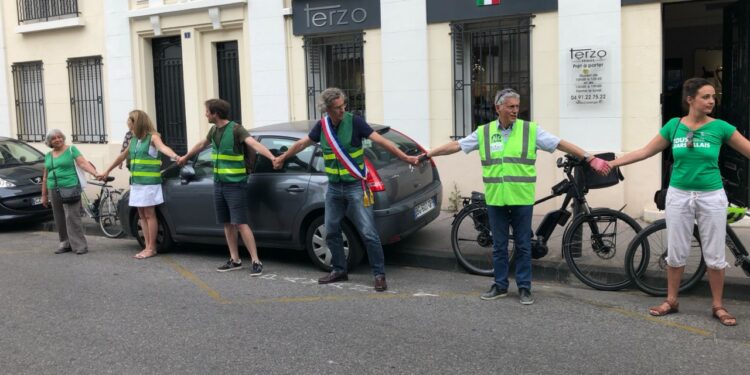 Manifestation du collectif 60 millions de piétons le 17 juin à Marseille à proximité de l'école Jean Mermoz dans le 8e arrondissement de Marseille (Crédit Gomet'/JFE)