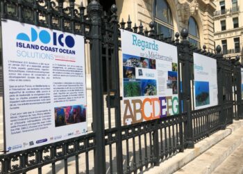 Regards sur la Méditerranée, exposition sur les grilles du Palais de la Bourse durant le Congrès de la nature (Crédit Gomet'/JFE)