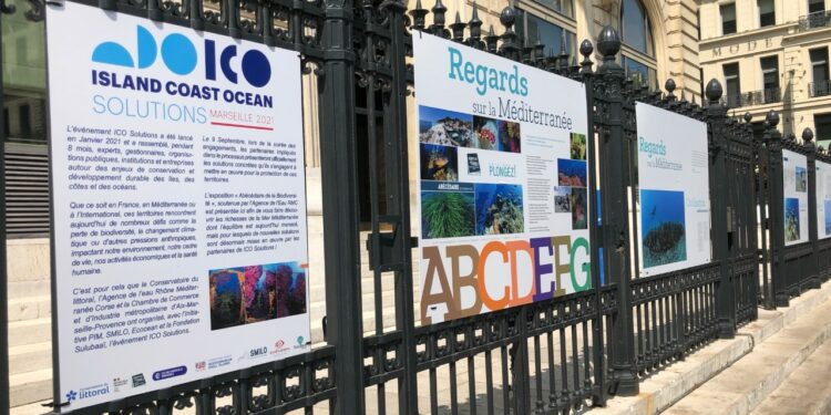 Regards sur la Méditerranée, exposition sur les grilles du Palais de la Bourse durant le Congrès de la nature (Crédit Gomet'/JFE)