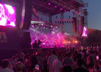 Première soirée du festival Marsatac 2021 au Parc Borély. Sur scène, L'impératrice. (Crédit Gomet'/JFE)