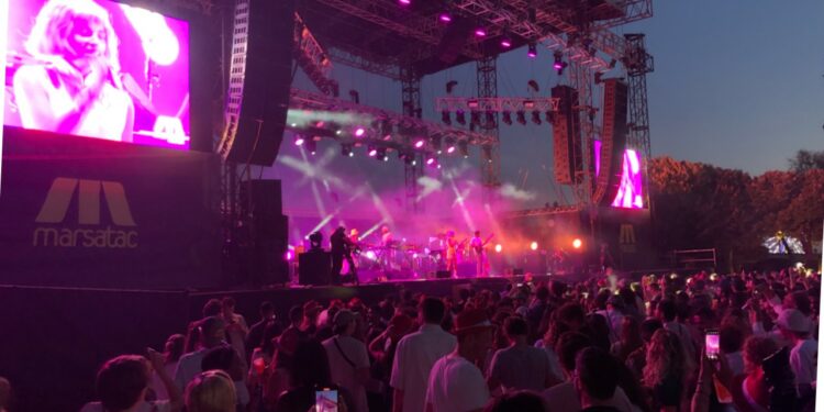 Première soirée du festival Marsatac 2021 au Parc Borély. Sur scène, L'impératrice. (Crédit Gomet'/JFE)