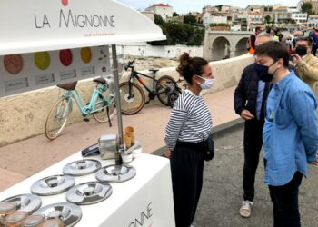 Julia Falzon, fondatrice du glacier La Mignonne avec le maire de Marseille Benoît Payan en mai 2021 lors de la première édition de La voie est libre (Crédit Gomet'/JFE).