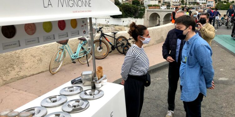 Julia Falzon, fondatrice du glacier La Mignonne avec le maire de Marseille Benoît Payan en mai 2021 lors de la première édition de La voie est libre (Crédit Gomet'/JFE).