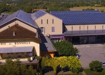 Les bâtiments publics comme privés offrent de belles opportunités de développer le photovoltaïque (Crédit DR)