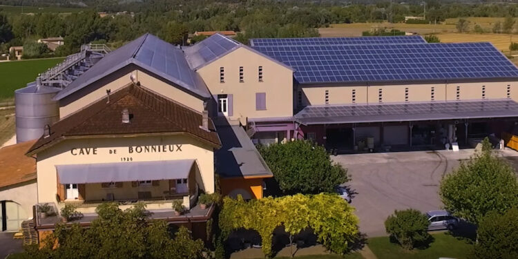 Les bâtiments publics comme privés offrent de belles opportunités de développer le photovoltaïque (Crédit DR)
