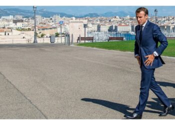 Emmanuel Macron (ici en 2018) ne revient pas à Marseille les poches vides mais... (Crédit Gomet'/JYD/archives)