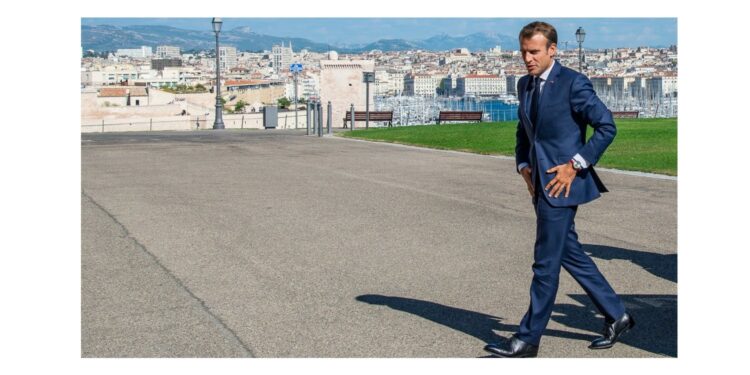 Emmanuel Macron (ici en 2018) ne revient pas à Marseille les poches vides mais... (Crédit Gomet'/JYD/archives)