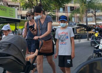 Touristes masqués en juillet 2021 à Bormes-les-Mimosas dans le Var (Crédit Gomet'/JFE)