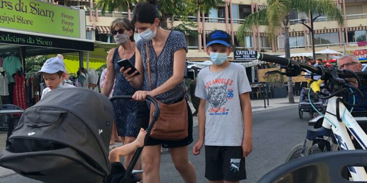Touristes masqués en juillet 2021 à Bormes-les-Mimosas dans le Var (Crédit Gomet'/JFE)