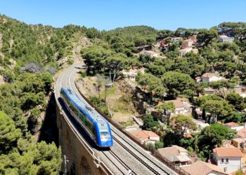 Le train de la Côte Bleue sur le viaduc d'Ensuès-la-Redonne