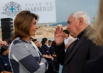 Jean-Marc Aveline en discussion avec Martine Vassal, la présidente du Départelent et de la Métrpole peu avant le discours du président de la République au Pharo consacré à Marseille (Crédit JY Delattre / Gomet')