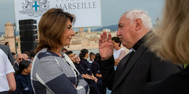 Jean-Marc Aveline en discussion avec Martine Vassal, la présidente du Départelent et de la Métrpole peu avant le discours du président de la République au Pharo consacré à Marseille (Crédit JY Delattre / Gomet')
