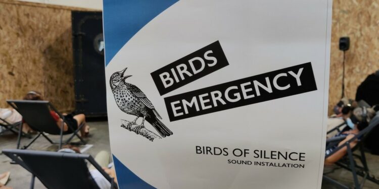 S'endormir en écoutant le son des oiseaux et de la mer au stand de Birds emergency, hall 2 (crédit : RL / Gomet')