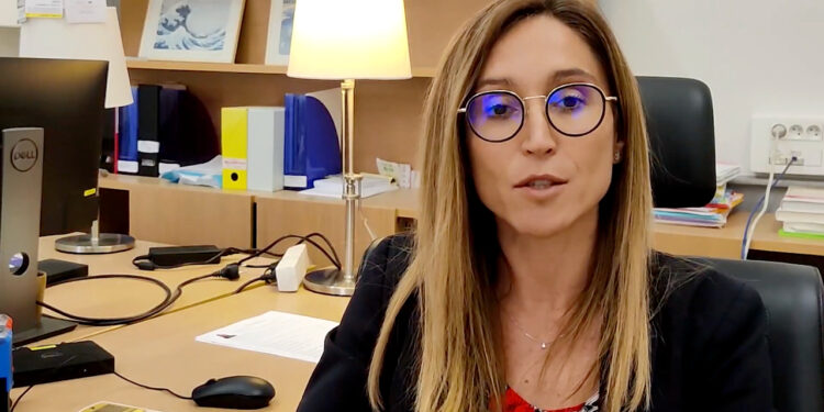 Carine Bauer dans son bureau à Aix-en-Provence (Crédit Gomet')