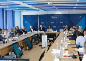 L'exécutif de la Métropole réuni à la Tour La Marseillaise par Martine Vassal 10 jours après le passage d'Emmanuel Macron (Crédit @martinevassal)