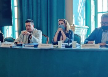 Joël Canicave (à gauche) a présenté les dossiers importants qui seront proposés au vote du conseil municipal vendredi 1er octobre (Crédit RL)