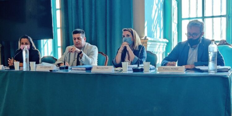 Joël Canicave (à gauche) a présenté les dossiers importants qui seront proposés au vote du conseil municipal vendredi 1er octobre (Crédit RL)