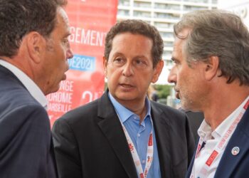 Philippe Korcia, le président de l'UPE 13, entouré par Geoffroy Roux de Bézieux, le président du Medef et Jean-Luc Chauvin, le président de la CCI métropolitaine Aix Marseille Provence (Crédit JYD/Gomet')