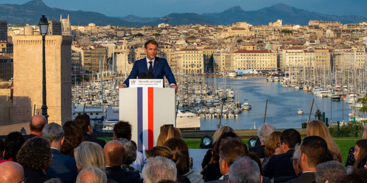 Le Président de la République a confirmé un plan d'un milliard pour les transports marseillais pendant son discours au Pharo (Crédit JYD)