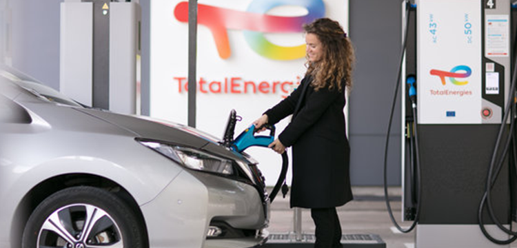 Total envisage de convertir ses station essence à l'électrique (Crédit TotalEnergies)