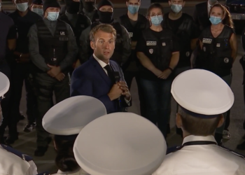 Emmanuel Macron a promis des renforts et un investissement conséquent aux policiers des quartiers nord (Crédit Elysée)