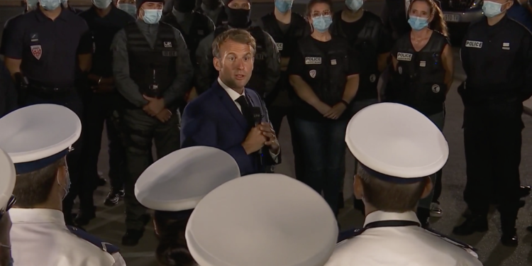 Emmanuel Macron a promis des renforts et un investissement conséquent aux policiers des quartiers nord (Crédit Elysée)