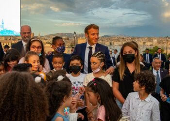 Emmanuel Macron annonce la création d’une société publique dédiée aux écoles marseillaises