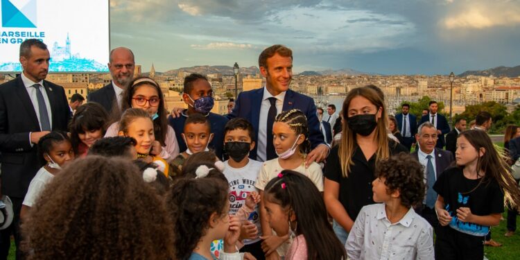 Emmanuel Macron annonce la création d’une société publique dédiée aux écoles marseillaises