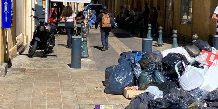Les poubelles aixoises commencent à déborder et inquiètent la maire Sophie Joissains (Crédit Ras le Scoot twitter)